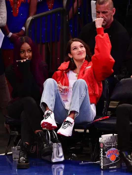 Duh! Balasan Bella Hadid bikin hati adem banget ya! (Getty Images/Cosmopolitan)
