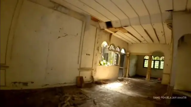 Suasana Mencekam Rumah Artis Senior Terbengkalai 30an Tahun, Ada Kuburan Korban Banjir Bandang di Halamannya