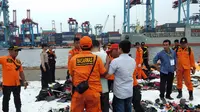 Keluarga korban Lion Air JT 610 mencari sepatu kerabatnya (Liputan6.com/Ady Anugrahadi)