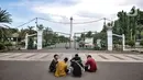 Warga menikmati sore hari di depan gerbang masuk Monumen Nasional (Monas), Jakarta, Minggu (15/11/2020). Meski masih ditutup untuk umum sejak awal pandemi Covid-19, kawasan Monas tetap ramai dikunjungi warga untuk sekadar mengisi akhir pekan. (merdeka.com/Iqbal S Nugroho)
