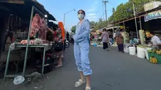 Penyanyi berusia 10 Juli 1999 kerap membagikan potretnya saat di ruang publik seperti saat mengunjungi pasar pada pagi hari. Gaya Happy Asmara simpel dengan kenakan outfit serba abu-abu. Meski terlihat simpel, Happy Asmara tetap terlihat menawan. (Liputan6.com/IG/@happy_asmara77)