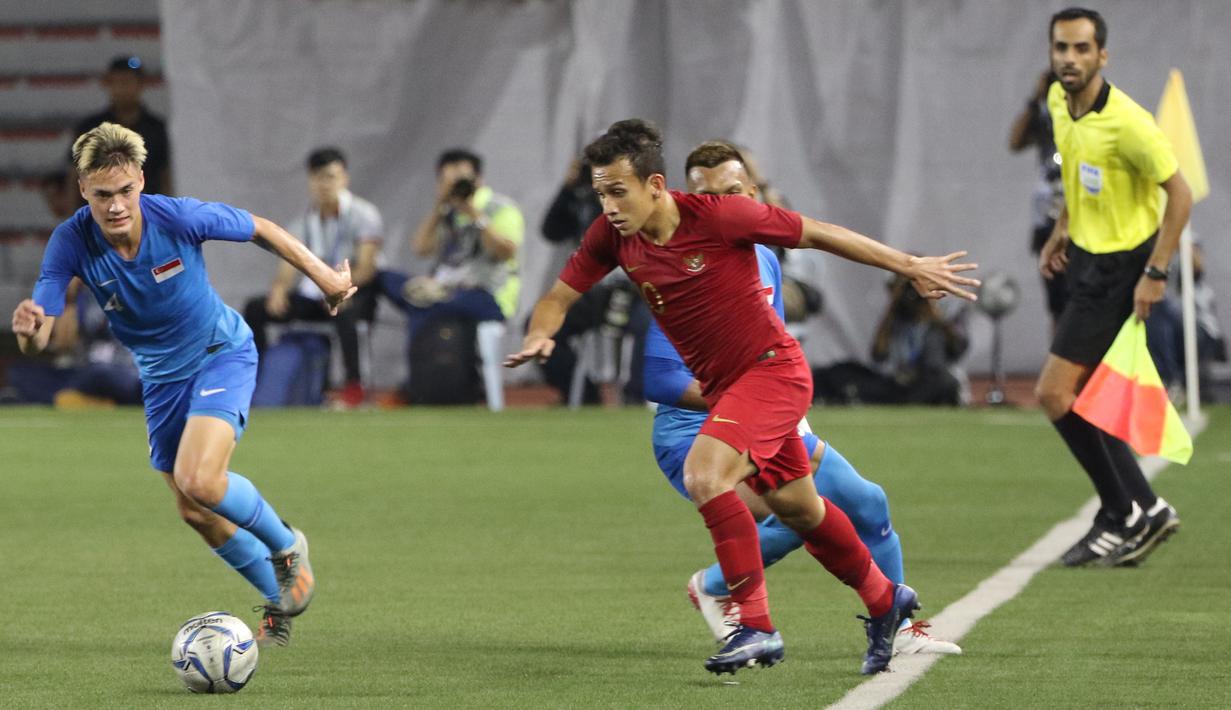 Gelandang Timnas Indonesia U-22, Egy Maulana, menggiring bola saat melawan Singapura U-22 pada laga SEA Games 2019 di Stadion Rizal Memorial, Manila, Kamis (28/11). Indonesia menang 2-0 atas Singapura. (Bola.com/M Iqbal Ichsan)