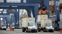 Aktivitas truk petikemas di Terminal Peti Kemas (TPK) Koja, Pelabuhan Tanjung Priok, Jakarta, Selasa (25/10). Throughput Terminal Peti Kemas diprediksi akan mencapai 1 juta TEUs (Twenty Foot Equivalent Unit’s) di penghujung 2017. (Liputan6.com/TPK Koja)