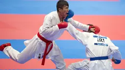 Karateka Indonesia, Rifki Ardiansyah Arrosyiid, saat beraksi pada Asian Games di JCC Senayan, Jakarta, Minggu (26/8/2018). Rifki berhasil medapat medali emas di nomor kumite 60 kilogram. (Bola.com/Peksi Cahyo)