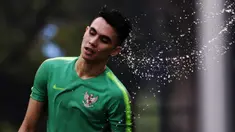 Kiper Timnas Indonesia U-22, Nadeo Argawinata, mengibaskan rambut saat latihan di Lapangan ABC, Jakarta, Senin (14/1). Latihan ini merupakan persiapan jelang Piala AFF U-22. (Bola.com/Vitalis Yogi Trisna)