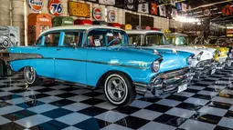Foto yang diambil pada 14 Oktober 2025 ini menunjukkan mobil klasik Chevrolet Bel Air tahun 1957 di Museum Mobil Antik Kebon, Bali. Museum mobil antik itu dinamai Kebon Vintage Cars yang berlokasi di daerah Biaung, Denpasar, Bali. Jos Dharmawan membuka koleksinya bagi para penggemar otomotif dan anak muda Indonesia yang ingin melihat sekilas sejarah negara ini. (Dicky Bisinglasi/AFP)