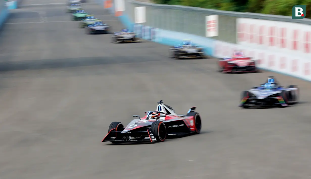 Pembalap TAG Heuer Porsche Formula E Team, Pascal Wehrlein, memimpin balapan Formula E 2023 di Jakarta International e-Prix Circuit, Sabtu (3/6/2023). Pascal Wehrlein menjadi yang tercepat setelah melahap 36 lap dengan catatan waktu 42 menit 21,995 detik. (Bola.com/M Iqbal Ichsan)