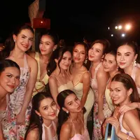 Jennifer Choppen hadir mengenakan setelan putih dari atasan spaghetti strap serasi dengan bawahan rok panjangnya. Dihiasi anting-anting emas. [@jenniferchoppenreal20]