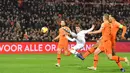 Striker Prancis, Antoine Griezmann berusaha menendang bola saat bertanding melawan Belanda pada pertandingan UEFA Nations League di stadion Feijenoord di Rotterdam (16/11). Belanda menang atas Prancis 2-0. (AFP Photo/Emmanuel Dunand)
