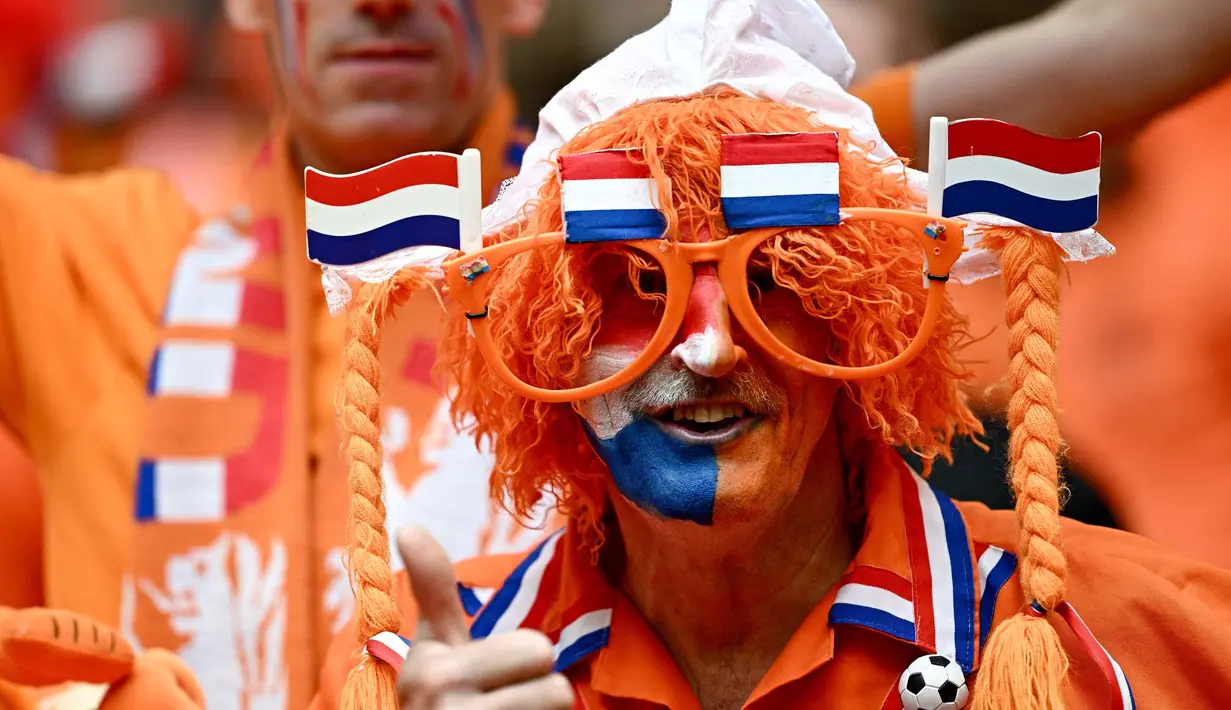 Seorang penggemar Belanda bersorak di tribun sebelum pertandingan sepak bola Euro 2024 Grup D antara Polandia dan Belanda di Volksparkstadion, Hamburg pada 16 Juni 2024. (GABRIEL BOUYS/AFP)