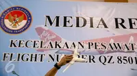 KNKT menyampaikan keterangan dalam konferensi pers investigasi AirAsia PK-AXC di Jakarta, Selasa (1/12). Komponen pesawat Airbus A320-200 yang jatuh di perairan Selat Karimata itu mengalami kerusakan pada sistem kontrol kemudi (Liputan6.com/Faizal Fanani)