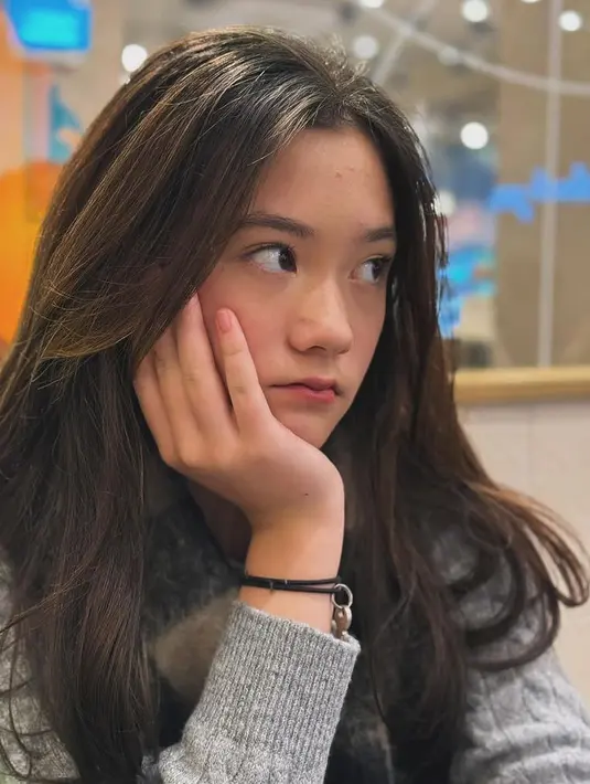 Menggerai rambut kecoklatan, Mikhaela tampil mengenakan sweater abu-abu knitwear. [@nafaurbach]