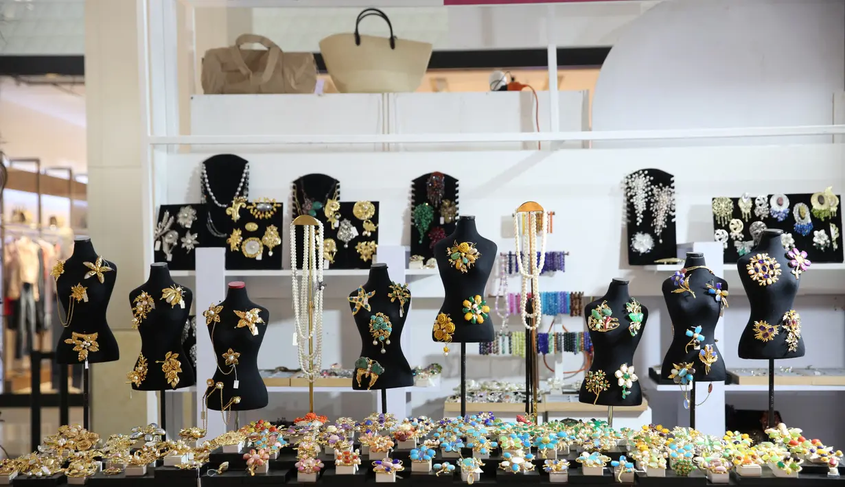 Kehangatan warna emas berpadu dengan kilau mutiara dan warna-warna batu yang khas, menciptakan harmoni yang memadukan tradisi, keindahan alam, dan sentuhan modern yang elegan. [Dok/fimeladotcom]