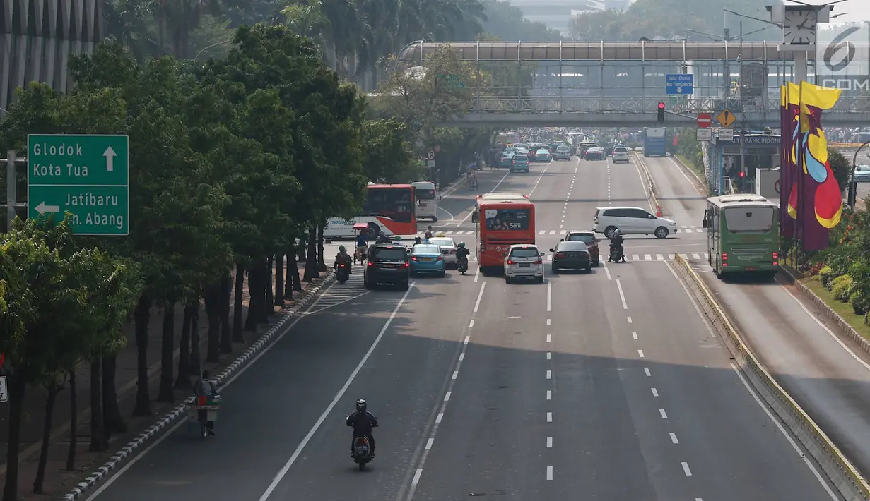 Sejumlah kendaraan melewati jalan yang lengang di Jalan MH Thamrin, Jakarta, Kamis (27/6/2019). Adanya rekayasa lalu lintas di sejumlah titik terkait sidang putusan Mahkamah Konstitusi menyebabkan jalan protokol di pusat kota itu lebih lengang dibanding hari biasa. (Liputan6.com/Immanuel Antonius)