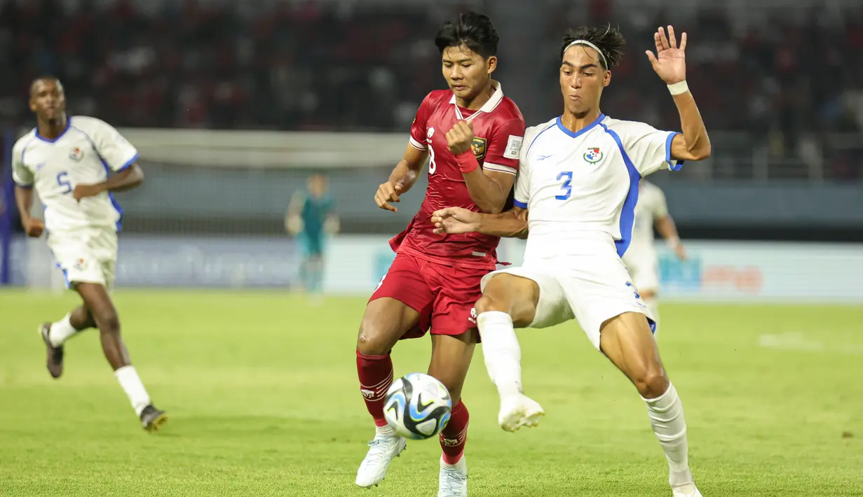 Pemain Timnas Indonesia U-17 Arkhan Kaka Purwanto berebut bola dengan pemain Timnas Panama U-17 Martín Krug pada partai kedua Grup A Piala Dunia U-17 2023 di Gelora Bung Tomo, Senin (13/11/2023). (Doc. LOC WCU17/NFL)