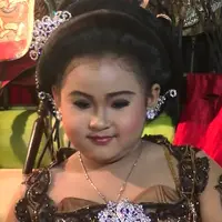 Kenalkan, ini salah satu penggemar Syahrini, Dimas Niken Salindri. Sinden cilik yang kini tengah jadi perbincangan publik di dunia maya.
