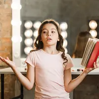 Salah satu tantangan terbesar dalam pola asuh adalah membuat anak nyaman untuk berkata jujur. Banyak anak memilih berbohong bukan karena nakal, melainkan karena takut dimarahi, takut mengecewakan orang tua, atau tidak tahu bagaimana cara mengungkapkan kesalahan. (foto/dok: freepik)