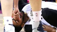 Bintang New Orleans Pelicans, Anthony Davis, mengerang kesakitan usai mengalami cedera engkel saat menghadapi Houston Rockets pada laga pramusim NBA 2016-2017 di Beijing, China, Rabu (12/10/2016). (Bola.com/Twitter/ESPN)