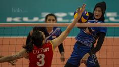 Pevoli Indonesia, Wilda Siti Nurfadhilah, melakukan smash saat melawan Vietnam pada laga SEA Gmaes di MITEC, Kuala Lumpur, Sabtu (26/8/2017). Indonesia lolos ke final setelah menang 3-2 atas Vietnam. (Bola.com/Vitalis Yogi Trisna)