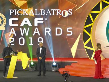 Penyerang Senegal, Sadio Mane, saat mendapatkan penghargaan sebagai pemain terbaik Afrika 2019 di Hurghada, Mesir, Rabu (8/1/2020). Pemain Liverpool ini mengalahkan Mohamed Salah dan Riyad Mahrez. (AFP/Khaled Desouki)