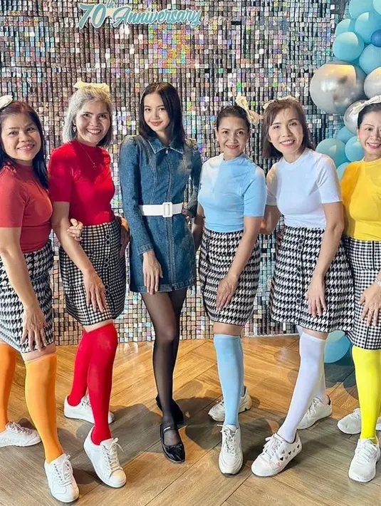 Tampilannya tersebut dipadukan dengan belt putih, stoking hitam yang serasi dengan sepatu model baletnya. Dengan riasan wajah yang natural.  [@chitthipbruschweiler]