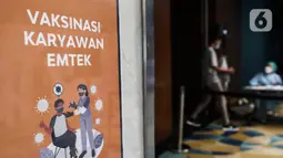 Karyawan Emtek Grup usai mengikuti vaksinasi COVID-19 di Hall SCTV Tower, Senayan City, Jakarta, Jumat (4/6/2021). Mengutip Permenkes Nomor 10 Tahun 2021, Vaksinasi Gotong Royong adalah pelaksanaan vaksinasi kepada karyawan, keluarga dan individu lain dalam keluarga. (Liputan6.com/Johan Tallo)