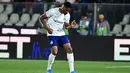 Selebrasi penyerang Inter Milan, Marcus Thuram saat mencetak gol ke gawang Como dalam lanjutan Serie A, Senin (13/4/2026) dini hari WIB. (AFP/Cruciatti Piero)