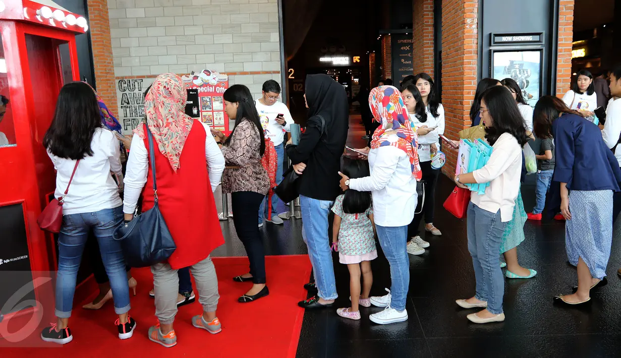 Sejumlah penonton yang juga nasabah Bank BJB rela antri membeli tiket nonton bareng film Kartini di CGV Blitz Grand Indonesia, Jakarta, Sabtu (22/04). Kegiatan nobar ini bertujuan untuk menjalin silaturahmi.(Liputan6.com/Fery Pradolo)