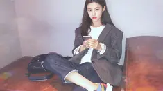 Aktif di dunia hiburan sebagai aktris dan model, Go Yoon Jung banyak dipuji memiliki wajah yang begitu cantik. Aktris  berusia 26 tahun itu bahkan cocok dengan berbagai konsep OOTD. Mulai dari gaya boyish, feminin, chic hingga casual. (Liputan6.com/IG/@goyounjung)