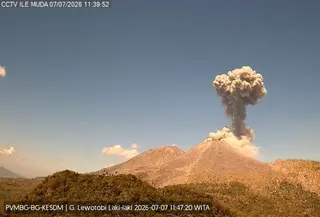 Gunung Lewotobi Laki-Laki kembali erupsi pada Selasa (7/7/2026), pukul 11.37 Wita. (Liputan6.com/ Dok PVMBG)