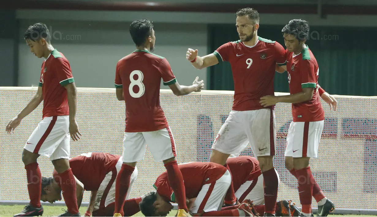 Para pemain Indonesia merayakan gol yang dicetak oleh Illija Spasojevic ke gawang Guyana pada laga persahabatan di Stadion Patriot, Bekasi, Sabtu (25/11/2017). Indonesia menang 2-1 atas Guyana. (Bola.com/M Iqbal Ichsan)