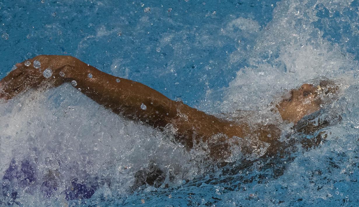 Perenang Indonesia, Siman Sudartawa, meraih emas nomor 50 meter gaya punggung pada SEA Games di National Aquatic, Kuala Lumpur, Senin (21/8/2017). Siman memecahkan rekor SEA Games dengan waktu 25,20 detik. (Bola.com/Vitalis Yogi Trisna)
