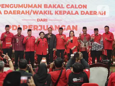 Ketua Umum Partai Demokrasi Indonesia Perjuangan (PDIP), Megawati Soekarnoputri (tengah) berfoto dengan enam pasang bakal calon gubernur dan bakal calon wakil gubernur usai memberikan surat rekomendasi partai di kantor Dewan Pimpinan Pusat (DPP) PDI Perjuangan, Jakarta, Senin (26/8/2024). (Liputan6.com/Angga Yuniar)