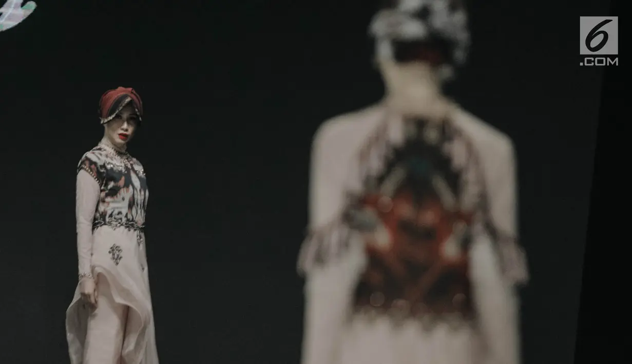Model mengenakan busana rancangan Gita Orlin pada ajang Indonesia Fashion Week (IFW) 2019 di Jakarta Convention Center, Kamis (28/3). Desian Gita Orlin kali ini terinspirasi dari kecantikan “Tenun Sumba” yang bertajuk “Wairinding". (Liputan6.com/Faizal Fanani)