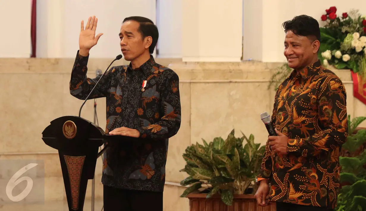 Presiden Jokowi dan penyanyi Andre Hehanusa saat merayakan Hari Musik Nasional 2017 di Istana Negara, Jakarta, Kamis (9/3). Hari Musik Nasional diperingati setiap tanggal 9 Maret. (Liputan6.com/Angga Yuinar)