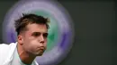 Ekspresi petenis asal Inggris, Arthur Fery, saat melawan petenis asal Rusia, Daniil Medvedev, dalam pertandingan hari ketiga tunggal putra Turnamen Wimbledon 2023 yang berlangsung di The All England Tennis Club, London, Rabu (5/7/2023). (AFP/Adrian Dennis)