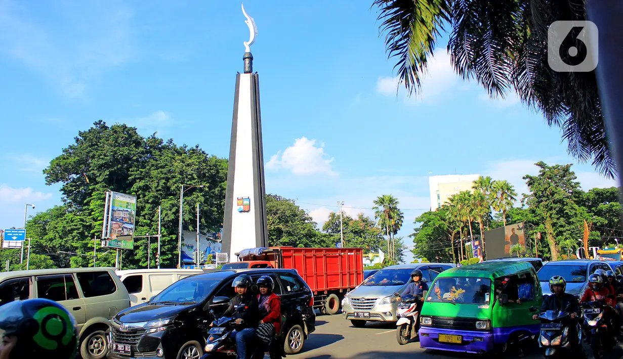 Kondisi lalu lintas di persimpangan Tugu Kujang, Bogor, Jawa Barat, Senin (2/3/2020). Pemkot Bogor melakukan kegiatan reduksi konversi 2:1 kepada sejumlah angkutan kota (angkot) yang sudah melewati batas usia oprasional yakni 20 tahun atau lebih. (merdeka.com/magang/Muhammad Fayyadh)