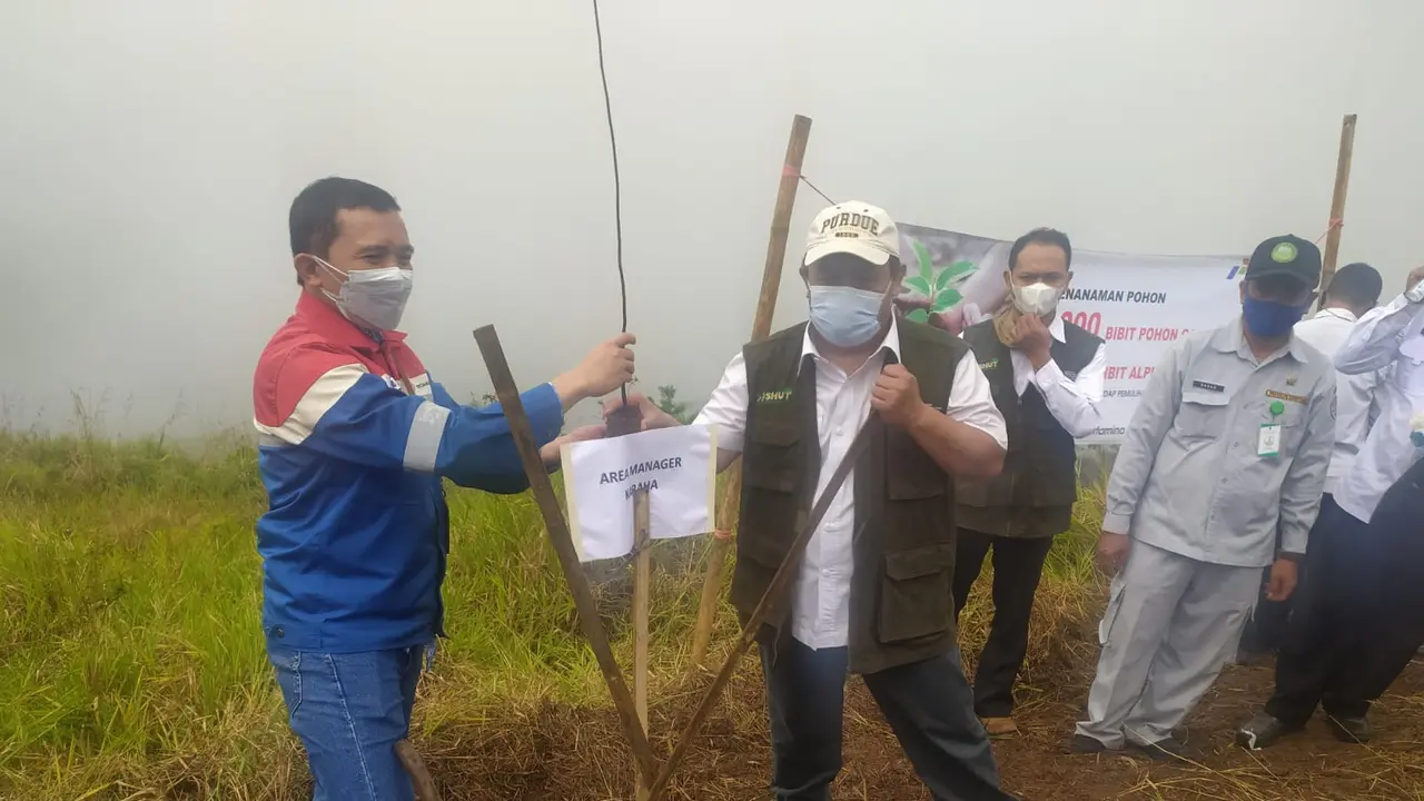Area Manager PGE Karaha Andi Joko Nugroho menyerahkan bibit pohon ganitri kepada Kepala Dinas Kehutanan Provinsi Jawa Barat Epi Kustiawan, saat pelaksanaan penghijauan di area lahan kritis Kawah Karaha, Tasikmalaya.