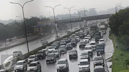 Kendaraan tampak mengular di Gerbang Tol Cibubur Utama, Jakarta, Kamis (5/5). Tingginya volume kendaraan dari Jakarta yang menuju Bogor dan sekitarnya selama masa libur membuat arus lalu lintas di kawasan tersebut macet. (Liputan6.com/Immanuel Antonius)