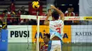 Pevoli putra Palembang Bank Sumsel, Aris A Rizkon (kiri) menahan smesh saat laga melawan Jakarta Electric PLN di Pertamina Proliga 2015 di GOR Dome Balikpapan, (8/2/2015). Jakarta Electric PLN unggul 3-1. (Liputan6.com/Helmi Fithriansyah)