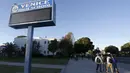 Para siswa berdiri di luar SMA Venice di Los Angeles, Selasa (15/12). Seluruh sekolah di distrik Los Angeles, Amerika Serikat, ditutup pada hari Selasa setelah pihak berwenang dikabarkan mendapat ancaman. (REUTERS/Jason Redmond)