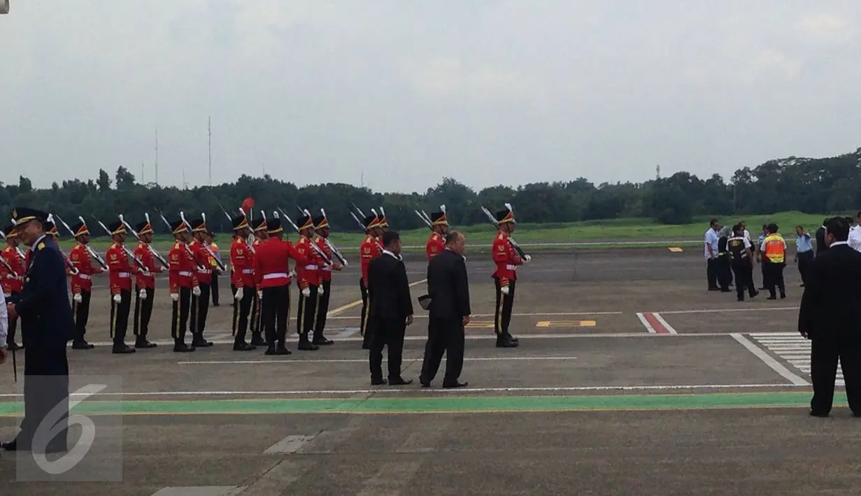 Sejumlah petugas terlihat standby menjelang kedatangan Raja salma di Bandara Halim Perdanakusuma, Jakarta, Rabu (1/3). (Liputan6.com/Fery Pradolo)