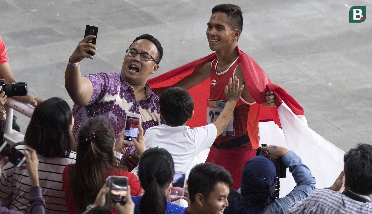 Ferry Pradana meraih medali perak di cabang para atletik nomor lari 400 meter putra klasifikasi T45/46/47 pada Asian Para Games 2018, di Stadion Utama Gelora Bung Karno Jakarta, Kamis(11/10/2018).  (Bola.com/Peksi Cahyo)