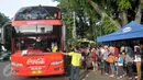 Antrean penumpang menaiki bus tingkat wisata di depan halte Masjid Istiqlal, Jakarta, Minggu (30/4). Warga memanfaatkan hari libur panjang mereka dengan berkeliling Jakarta menggunakan bus tingkat ini secara gratis. (Liputan6.com/Yoppy Renato)
