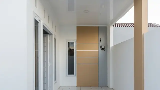Teras dengan Dinding Warna Terang dan Reflektif