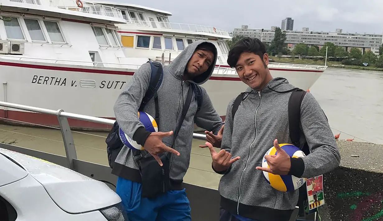 Pasangan pevoli pantai Indonesia, Mohammad Ashfiya dan Ade Candra, berpose di tepi Danau Danube, Austria, Kamis (27/7/2017). Tim voli pantai Indonesia akan mengikuti Kejuaraan Dunia di Wina. (Bola.com/Reza Khomaini)
