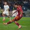 Paulo Dybala dari AS Roma mencoba mencetak gol dalam pertandingan Serie A melawan Inter Milan di Roma, Sabtu, 18 Oktober 2025. (AP Photo/Andrew Medichini)