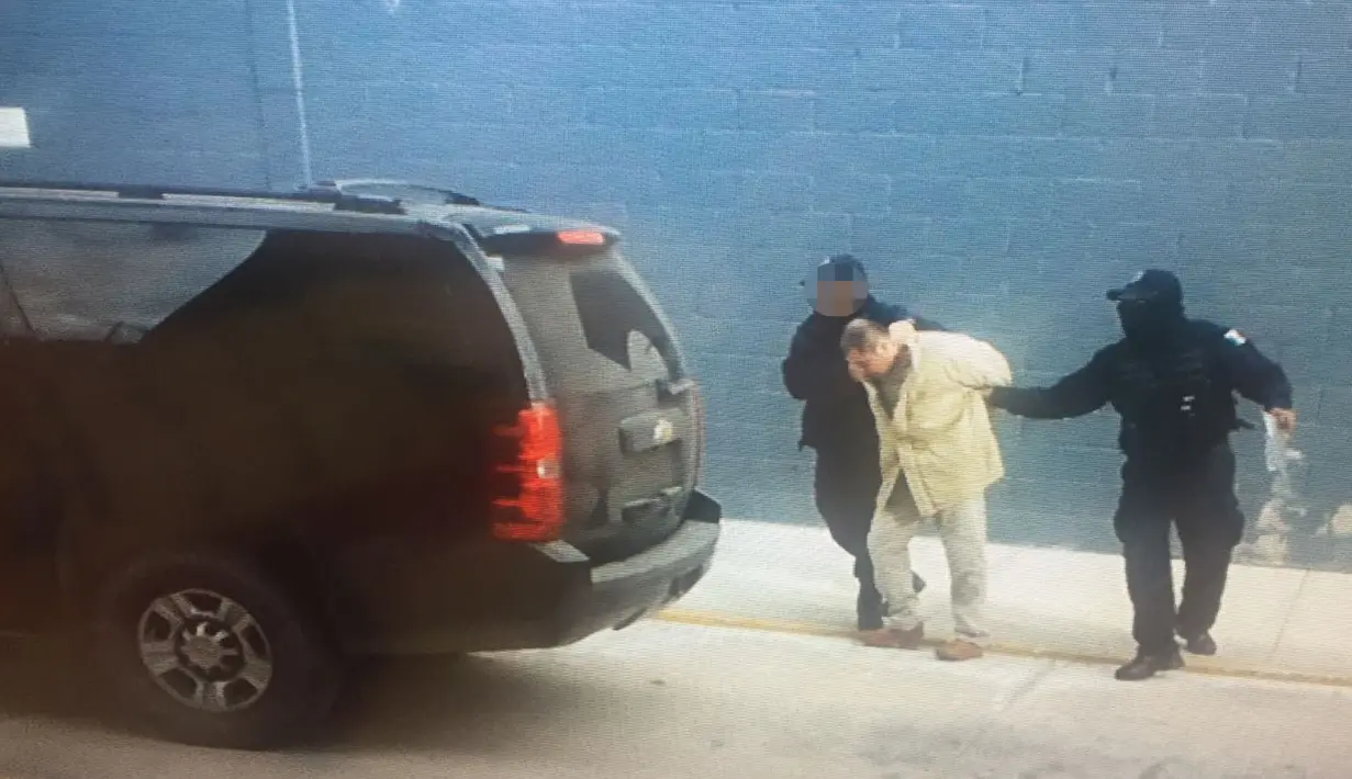 Joaquin "El Chapo" Guzman dibawa polisi jelang diekstradisi ke New York, Meksiko (19/1). Ekstradisi Guzman sekaligus tawaran rekonsiliasi kepada Trump yang mengancam membatalkan perjanjian perdagangan NAFTA. (AFP Photo/Mexican Interior Ministry)