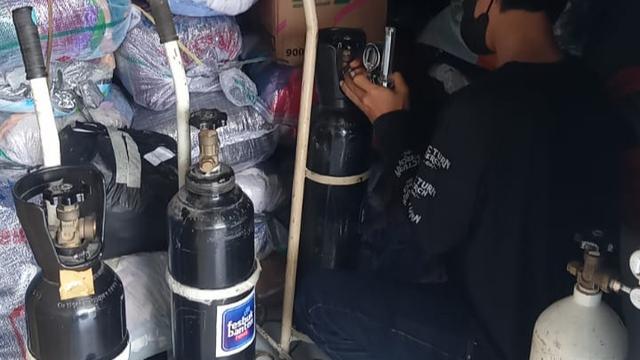 Pokja Relawan Banten Menyiapkan Peminjaman Tabung Oksigen Medis Gratis Bagi Pasien Covid-19 Yang Sedang Isolasi Mandiri. (Selasa, 13/07/2021). (Dokumentasi Pokja Relawan Banten).