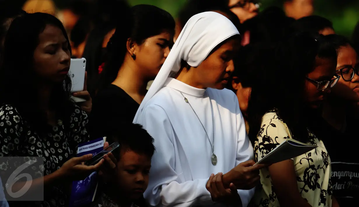 Umat Kristiani berdoa saat prosesi Jalan Salib pada perayaan Paskah di Gereja Paroki St Matius Penginjil, Tangerang, Jumat (14/4). Proses Jalan Salib dimaksudkan untuk menceritakan kesengsaraan Yesus Kristus saat disalib. (Liputan6.com/Angga Yuniar)